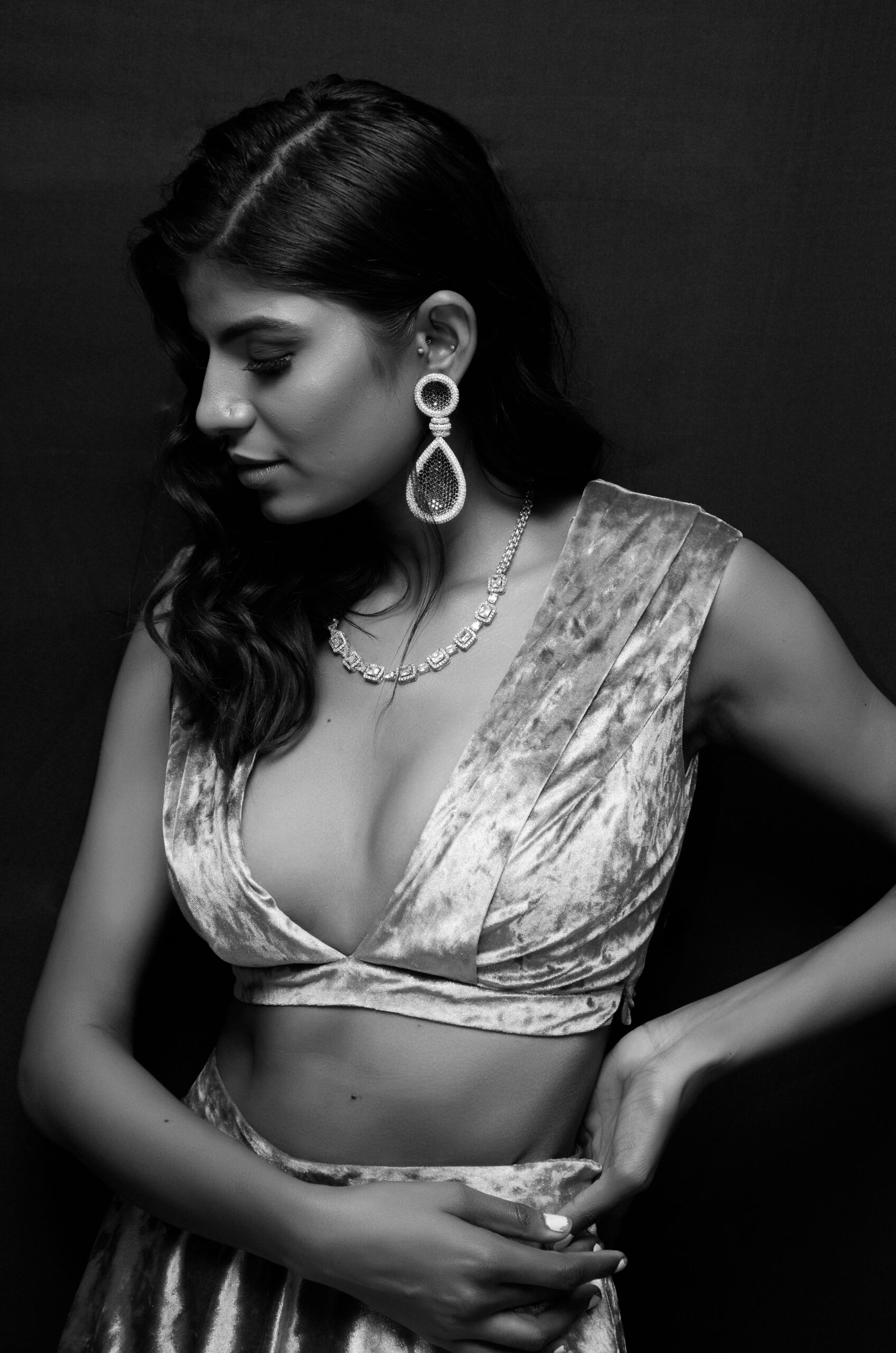 Elegant monochrome portrait of a fashionable woman showcasing accessories.